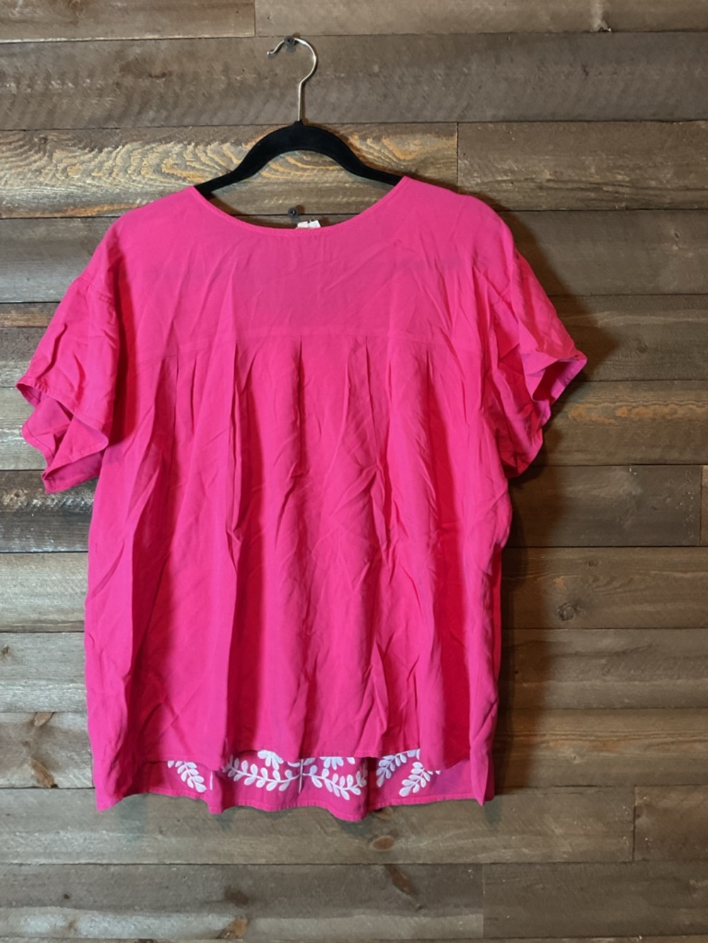 Layerz Clothing Women’s Short Sleeve Pink Top White Floral Embroidery Size Large - Picture 2 of 2